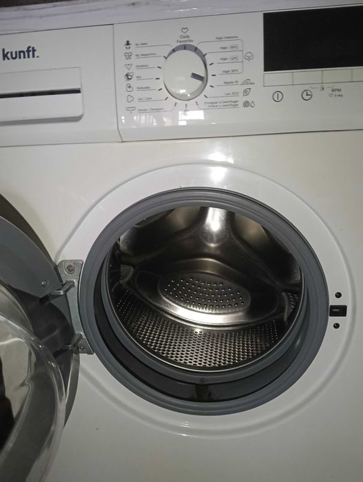 Como novo, máquina de lavar Roupa, está no Reis do chão, estou a despachar por motivos de mudança.