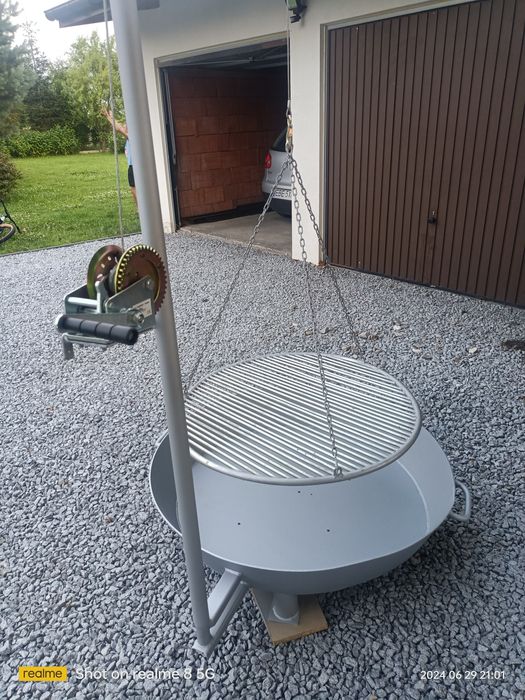 Grill ogrodowy z paleniskiem.