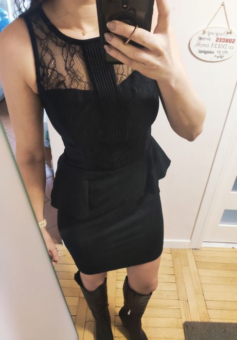 Czarna elegancka sukienka z baskinką M 38 Mohito