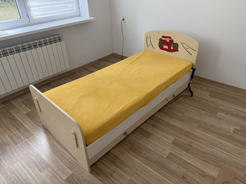 Lóżko dzieciece z regulowanym stelażem