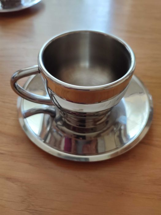 Zestaw do herbaty: zaparzacz, podstawka, 2x filiżanka. Metal i szkło.