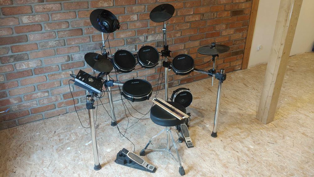 Perkusja elektroniczna Alesis Command Mesh Kit + dodatkowy pad + stołek + słuchawki + pałeczki