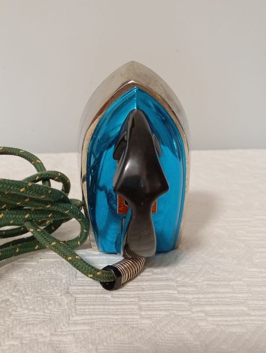 Маленький дорожный утюжок. Винтаж