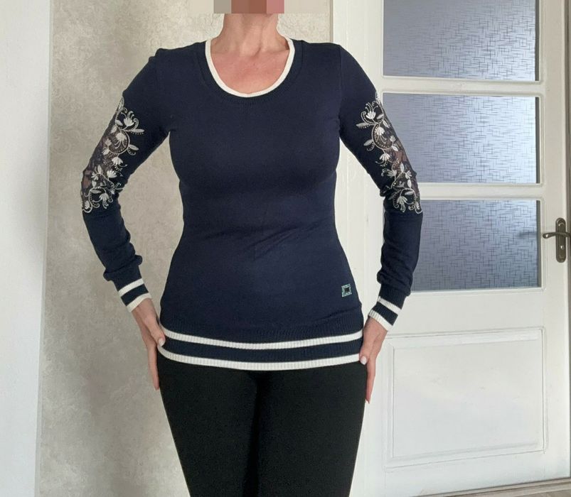 Тонкий женский свитер с ажурными вставками