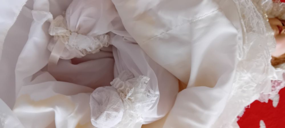 Bebé grandito vestido longo e touca.