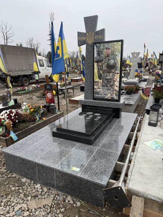 памятники,гранитные комплексы, плитка,оградки ,