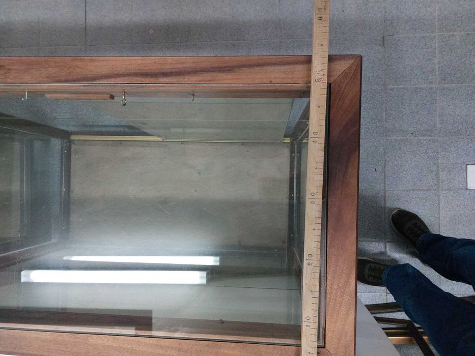 Vitrine em madeira antiga