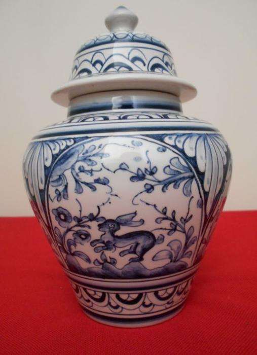 Pote da Real Cerâmica, Coimbra, PINTADO À MÃO e assinado pelo artesão.