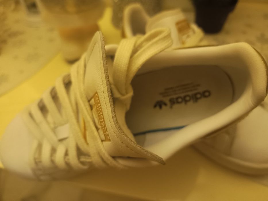 Adidasy białe ze złotymi dodatkami