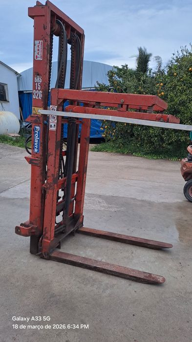 Várias alfaias agricolas, vendo em conjunto ou separado