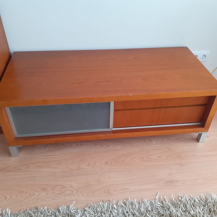 Móvel apoio TV em madeira cerejeira, acabamento cerejeira