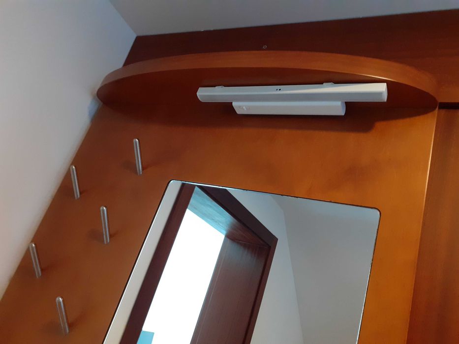 Móvel de Entrada em Madeira com Cabides, Luz, Gavetas, Espelho, etc.