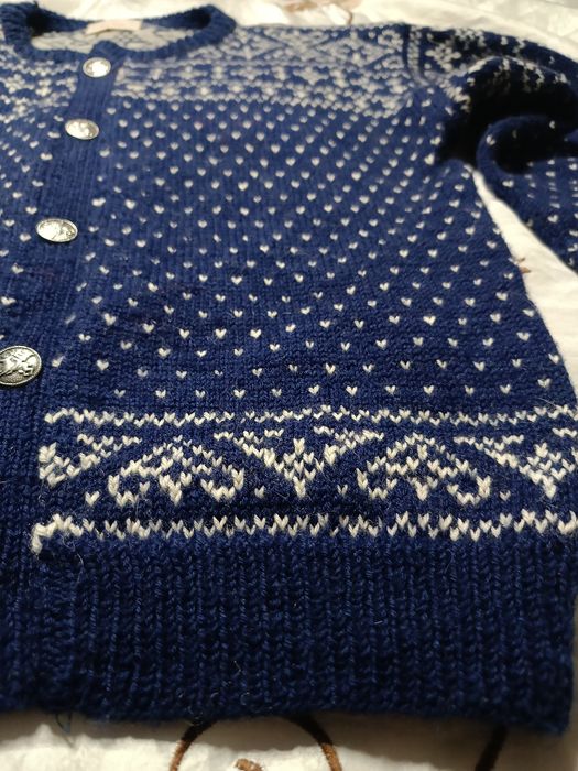 Ręcznie robiony rozpinany na guziki sweter z wełny 140 do 146 handmade