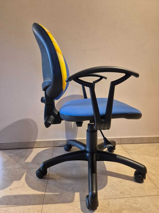 Krzesło / fotel obrotowy na kółkach do biurka dla dziecka / młodzieży