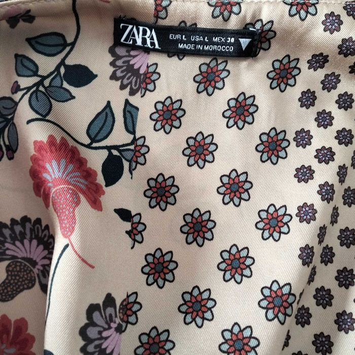 Macacão curto bege e com padrão floral