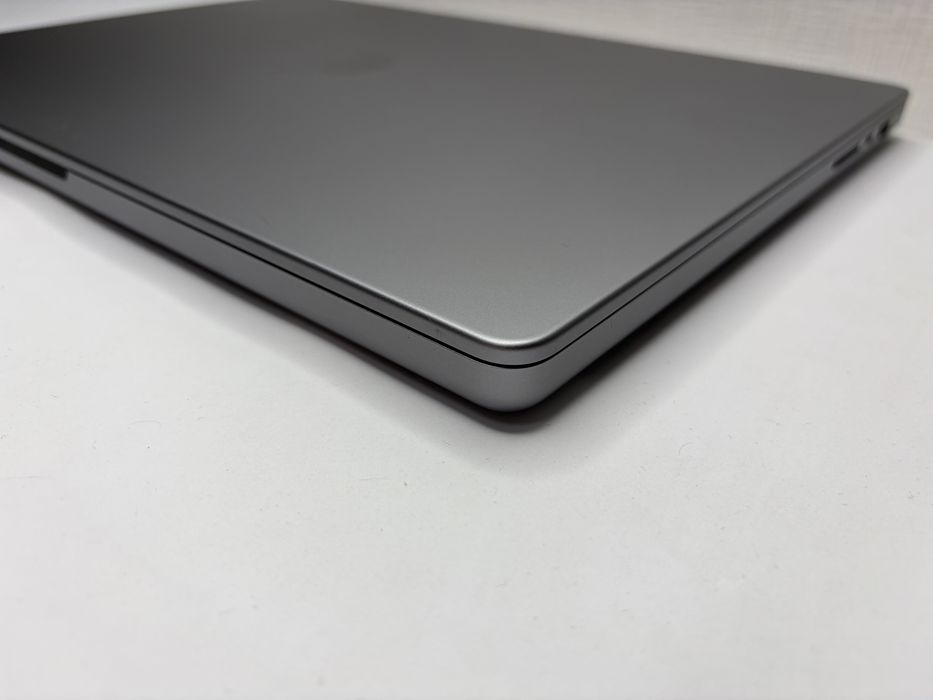 MacBook Pro Retina 16 2021 M1 Pro 16GB,1TB SSD Space