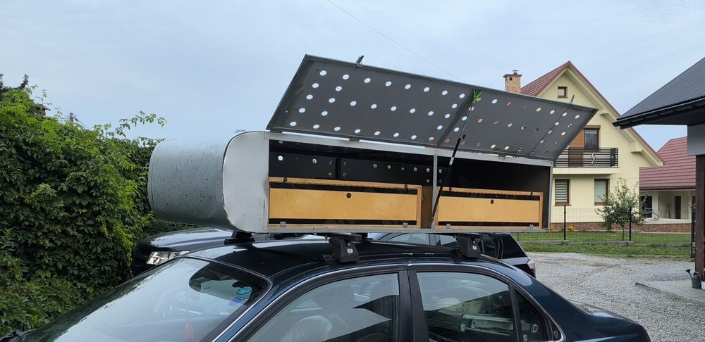 Kabina do przewozu gołębi pocztowych.