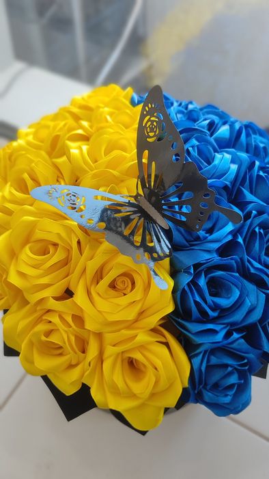 Патріотична композиція троянд з атласної стрічки