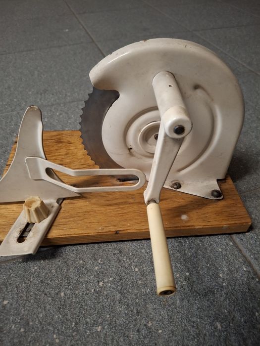 Dwie stare krajalnice do chleba