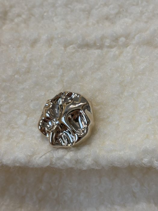 Biała kurtka boucle Alpaka z ozdobnymi guzikami elegancka