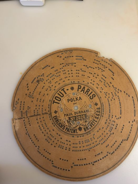 Disco de música antigo de cartão perfurado (placa de música) para órgão mecânico ou organete do sistema Ariston.