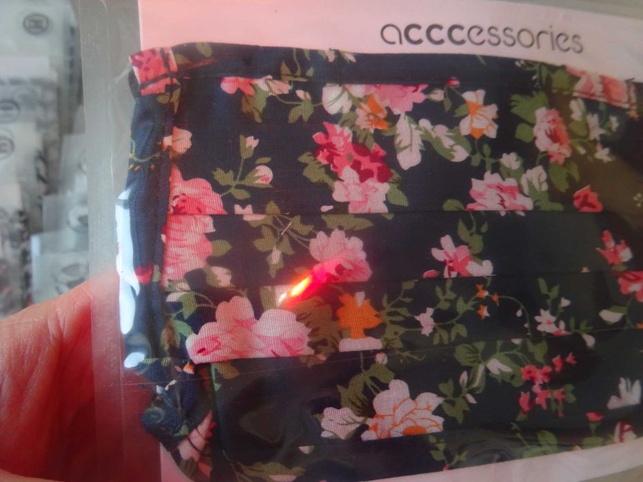 nowa Maseczka materiałowa sklep CCC 18,5 x 9 cm granatowa róże pepitka