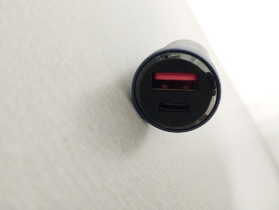 Автомобільний зарядний пристрій на 30W.
