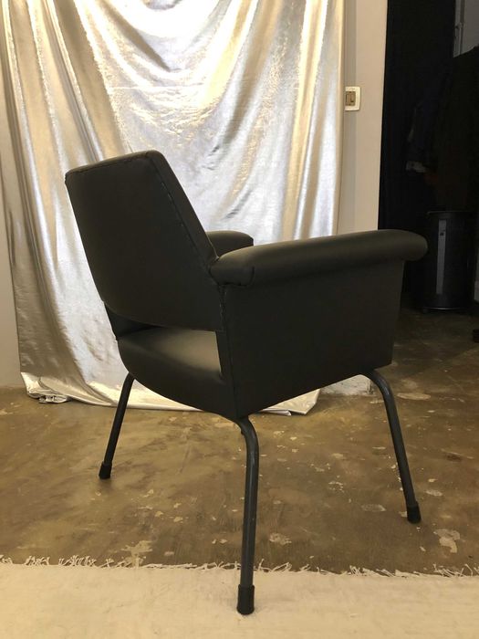Cadeirão em napa preta, design anos 70