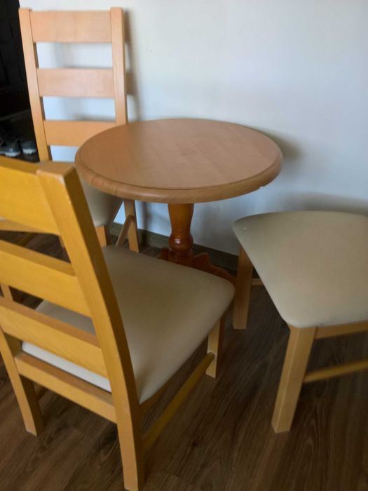 Zestaw stolik plus obniżone  krzesełka