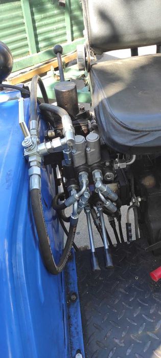 Трактор , погрузчик, фреза, лопата для снігу.