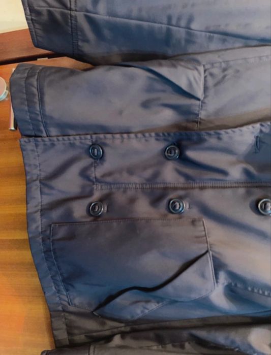 Casaco masculino com fecho duplo.