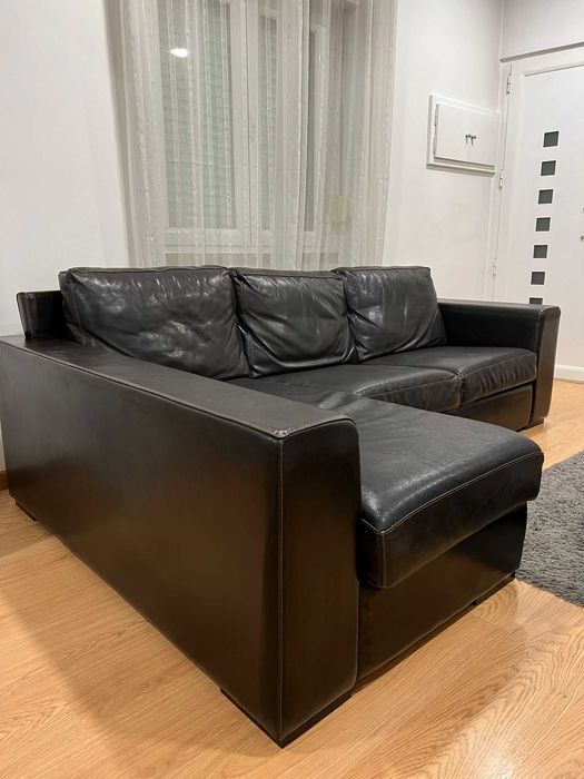 Sofá Preto em Pele com chaise long do lado esquerdo