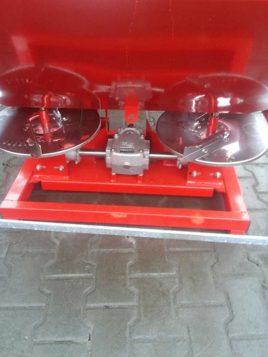 Розкидач міндобрив лійка рум 1000 кг Польща чистий Оригінал