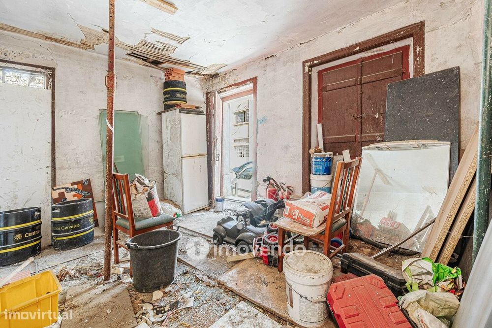 Moradia T1 em ruína, numa localização privilegiada, em Algés