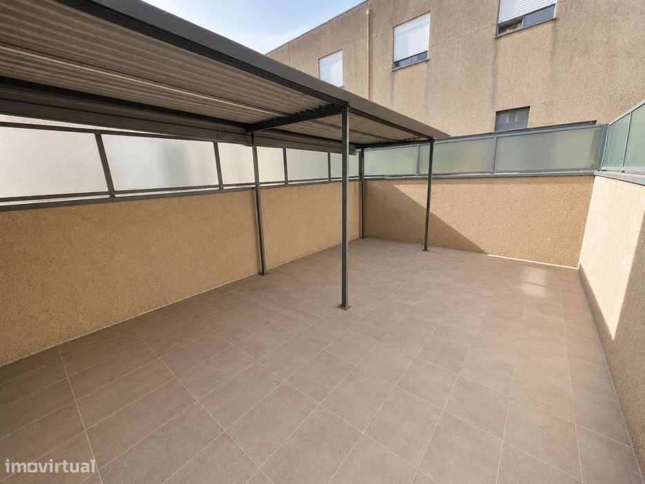 T2 com Garagem, Arrumos e Terraço e Jardim