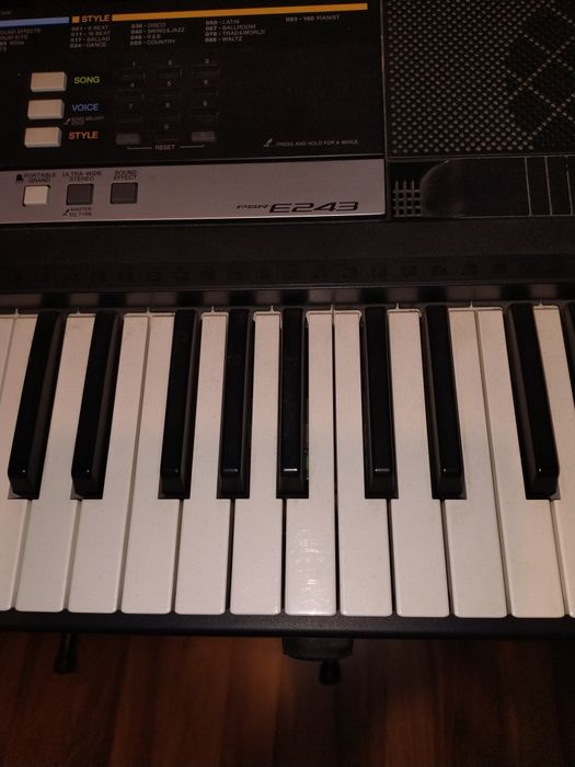 Keyboard Yamaha e243