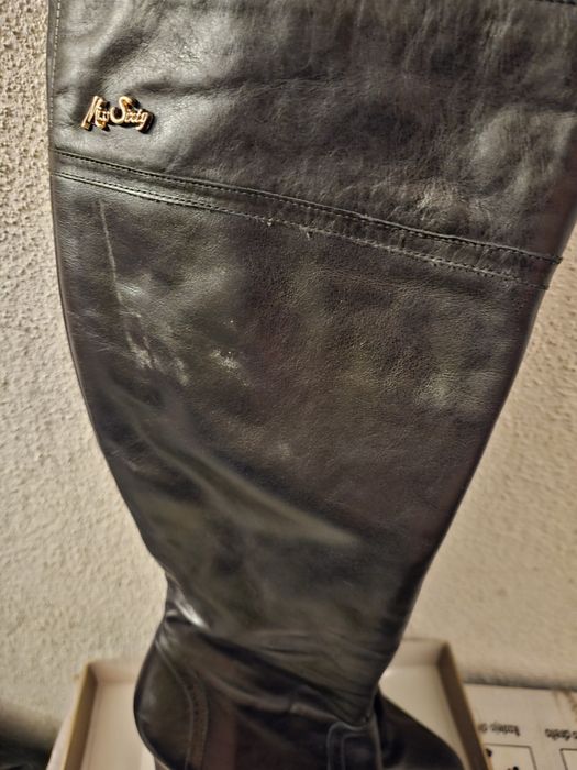 Botas cano alto em pele preta.  Miss Sixty