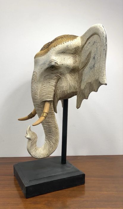 Escultura cabeça de elefante.