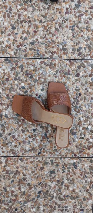 Chinela em pele cor camel entrançada
