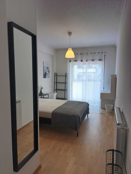 Quarto em apartamento mobilado e equipado