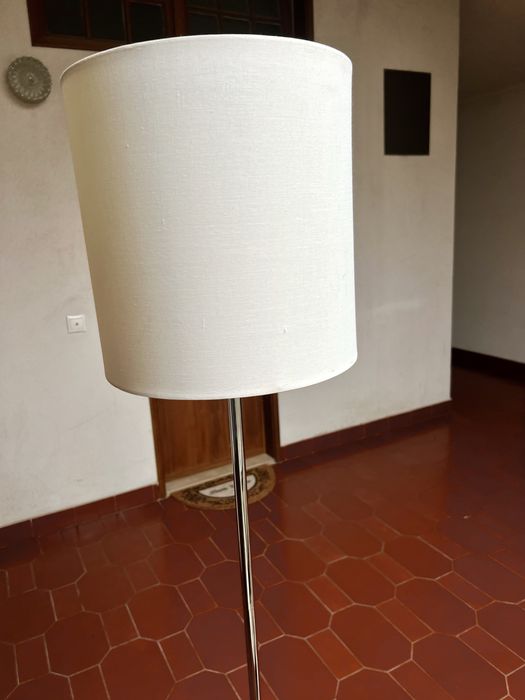 Candeeiro de pé em bom estado