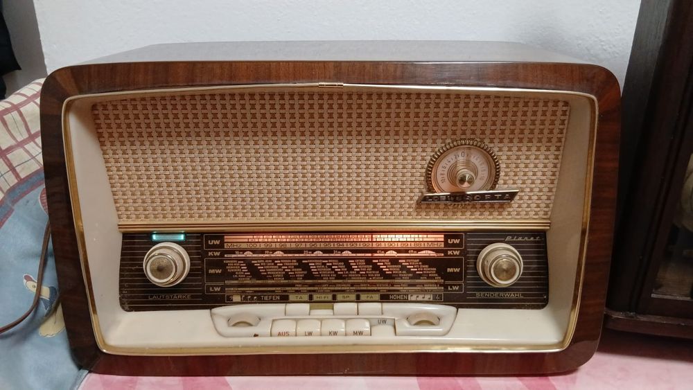 Rádio 1959 e relogio parede antigo
