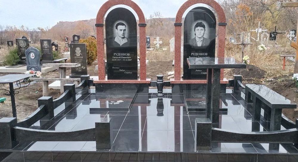 Памʼятники м.Камʼянське та обл. Одинарні, подвійні, комплекси