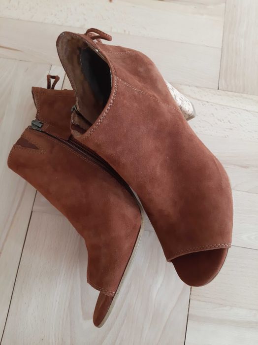 Buty Tamaris rozmiar 37, długość wkładki 23,5 cm