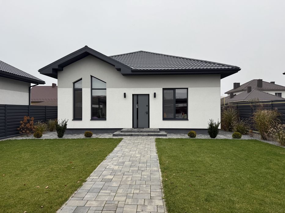 Продаж будинку з дизайнерським ремонтом та меблями у с.Боратин