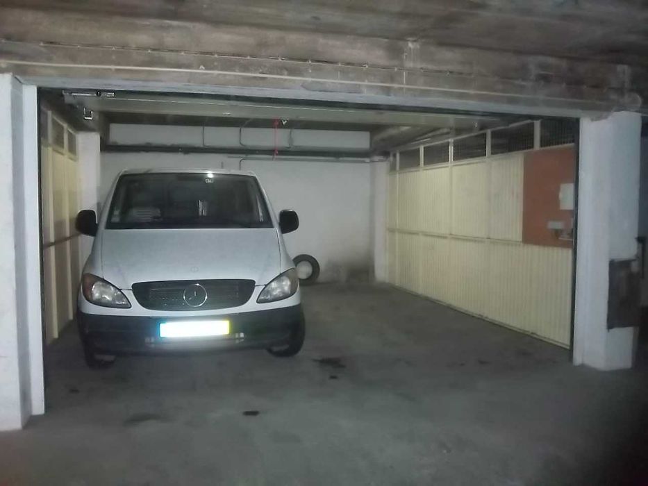 DUAS BOX Cobertas E FECHADAS NO CENTRO DA ERICEIRA