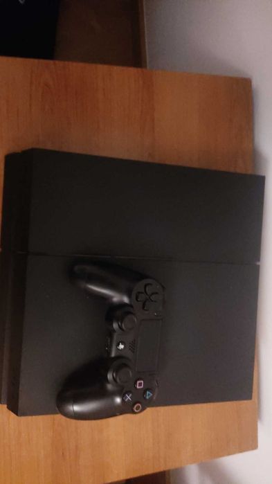PS4 with an original controller and a bundle of 4 games64737877596291122