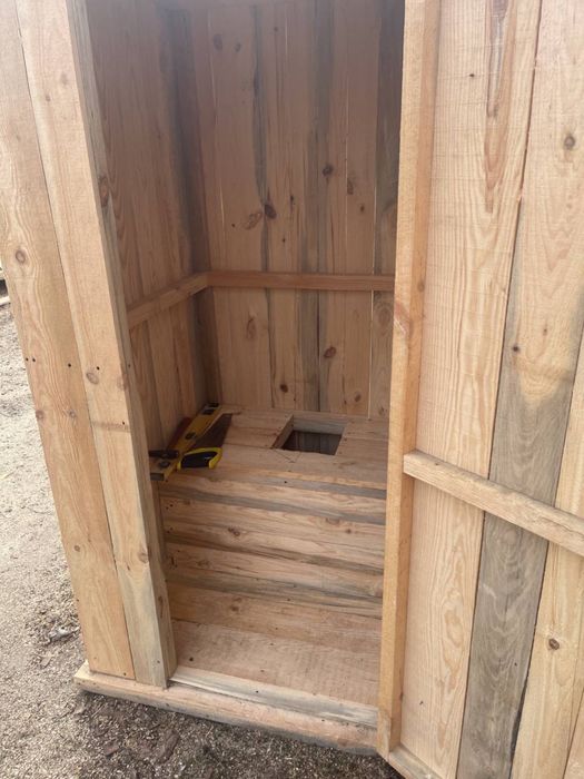 Деревʼяний туалет літній душ