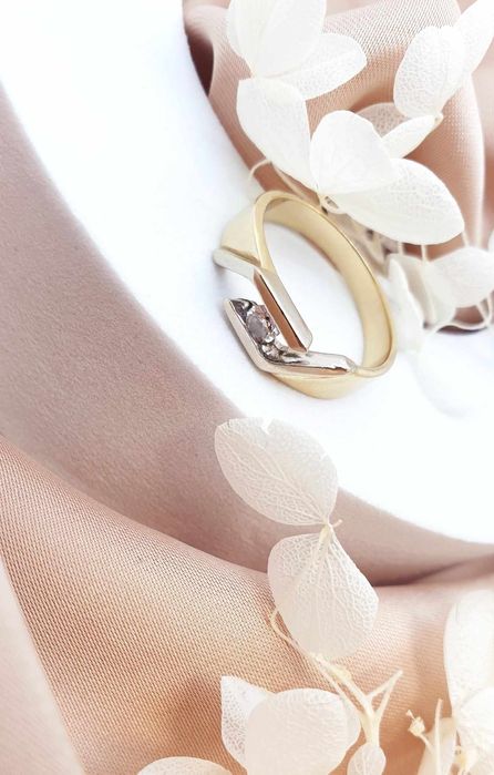 Złoty pierścionek z brylantem