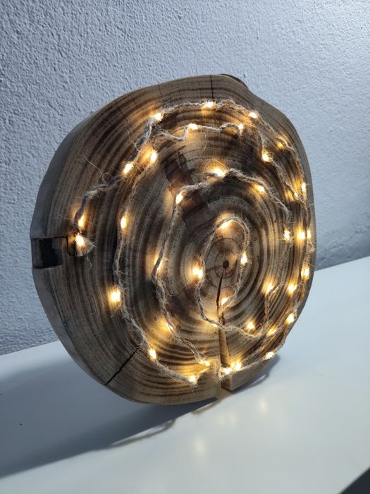 Decoração iluminada em tronco de madeira, artesanal, feita à mão